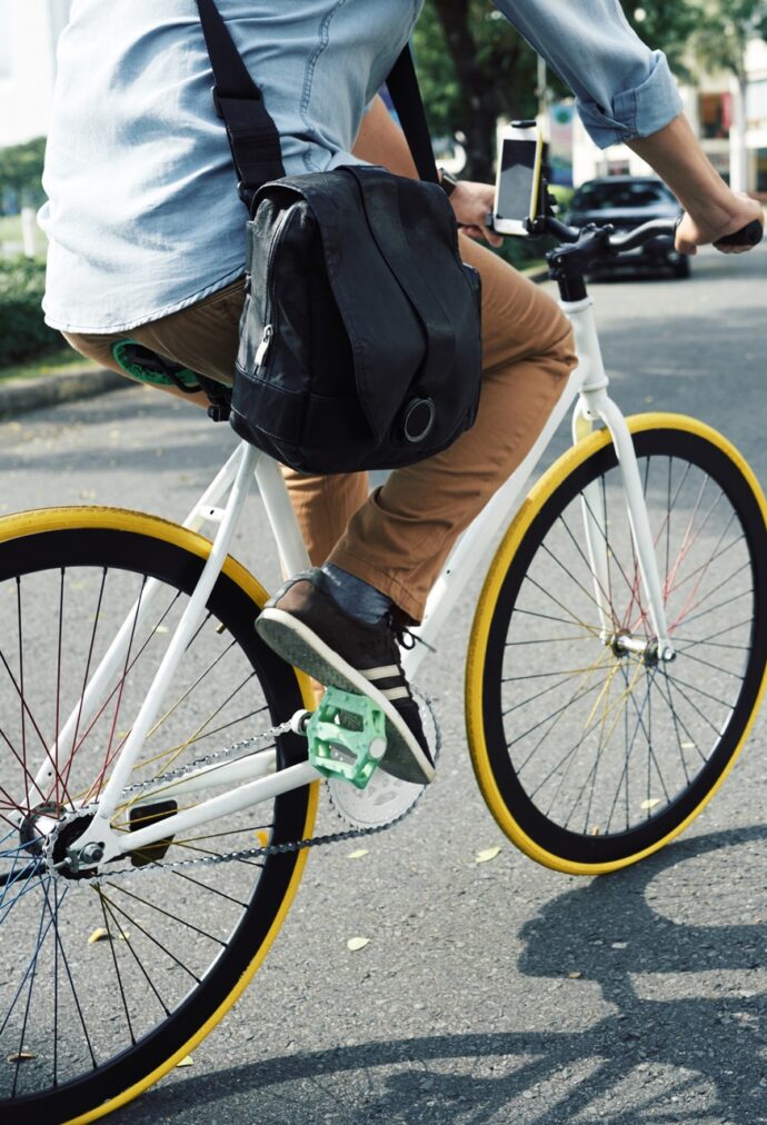 Man op de fiets op straat met gele fietsbanden.