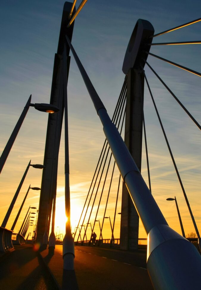 Foto van een brug tijdens zonsondergang
