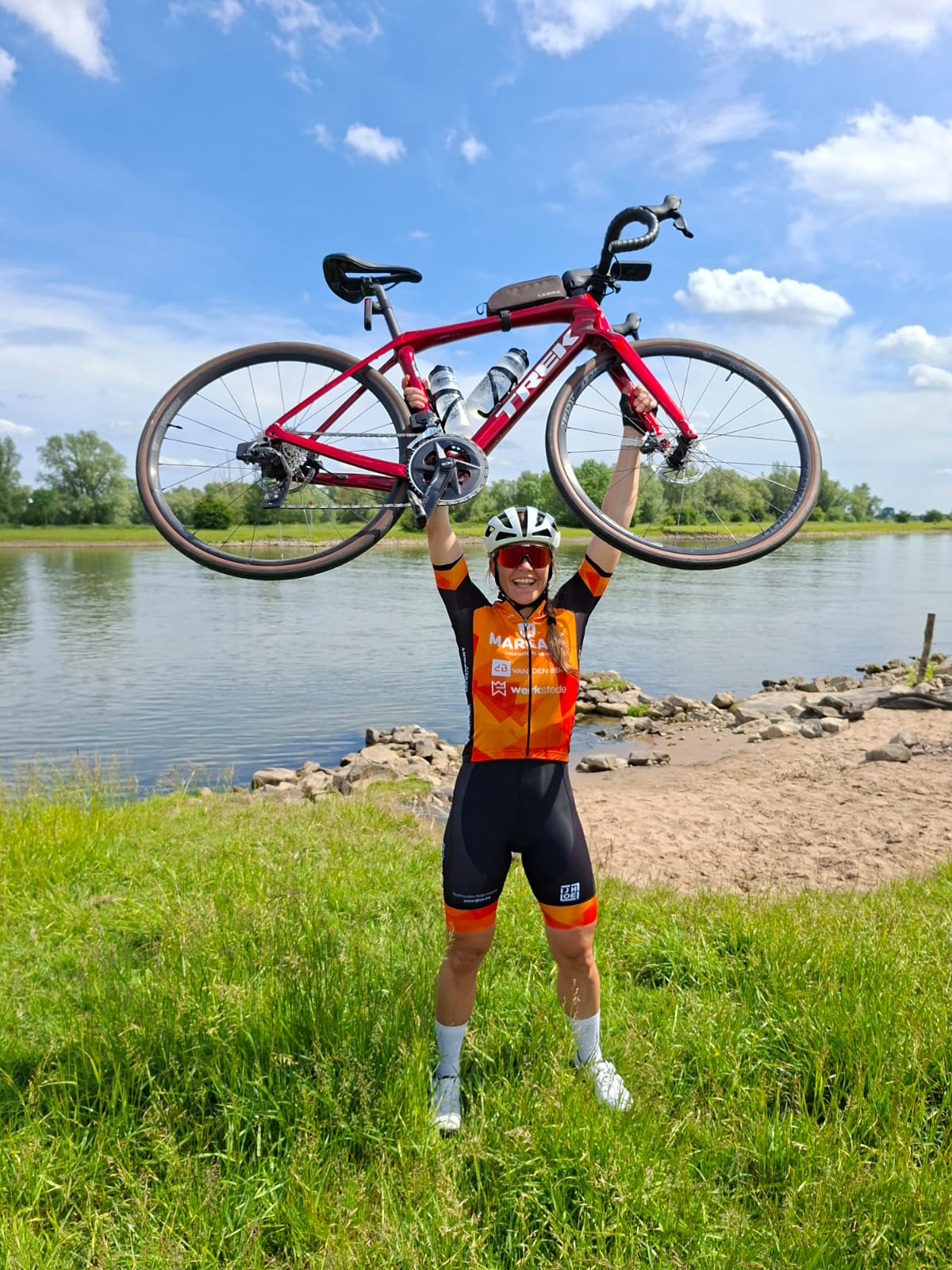 Anne-Wil met haar fiets boven het hoofd